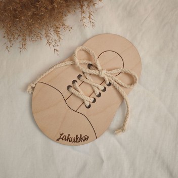 ideatree, edukačná pomôcka, montessori, náučná hračka, drevená hra, drevené hračky, pomôcka na viazanie šnúrok, nové mesto nad váhom