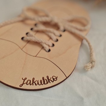 ideatree, edukačná pomôcka, montessori, náučná hračka, drevená hra, drevené hračky, pomôcka na viazanie šnúrok, nové mesto nad váhom