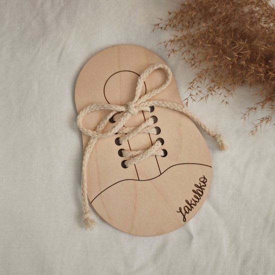 ideatree, edukačná pomôcka, montessori, náučná hračka, drevená hra, drevené hračky, pomôcka na viazanie šnúrok, nové mesto nad váhom