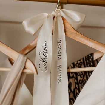 svadobné dekorácie, stuha s menom, stuha na svadobné vešiaky, stuha na auto, stuha nevesta, menovky na stužkách, menovky stuhy, nové mesto nad váhom