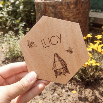 ideatree, drevená tabuľka, do záhradky, tabuľka na úľ, včelár, včelí plást, hexagon, nové mesto nad váhom